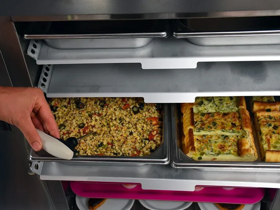 Chariots de distribution de repas