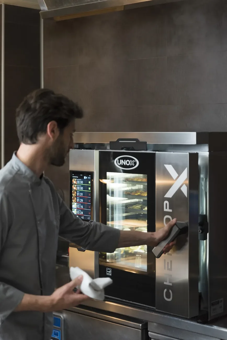 Four mixte professionnel UNOX en cuisine