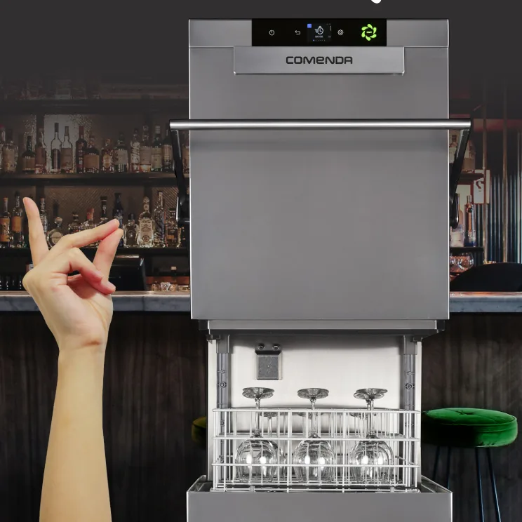 Lave-verres COMENDA derrière un bar