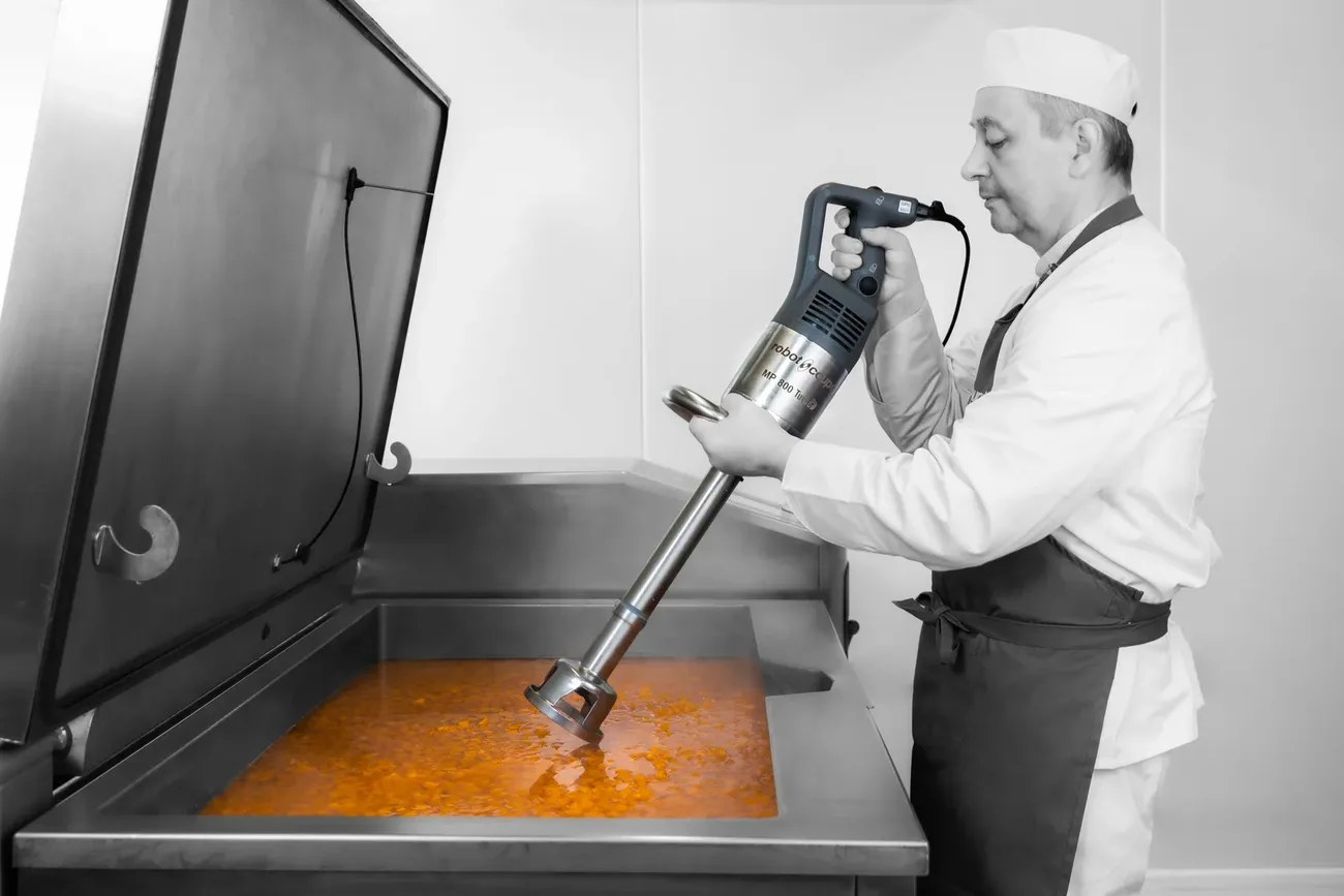 Mixeur plongeant ROBOT-COUPE en cuisine